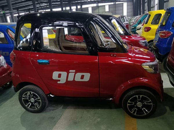 Gio Golf PR Enclosed Scooter